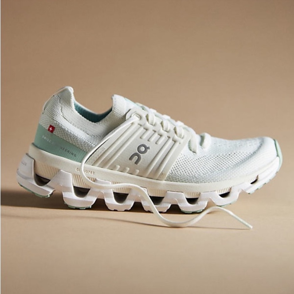 On Cloud ‘s SIZE 8 1/2 ☁️